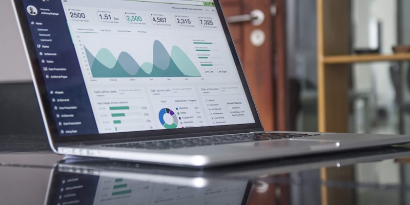 现代化企业官网首页设计展示，包含导航、图文及数据模块